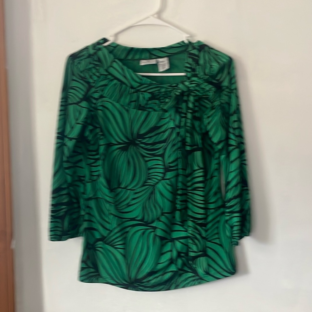 Small green 3/4 sleeve top